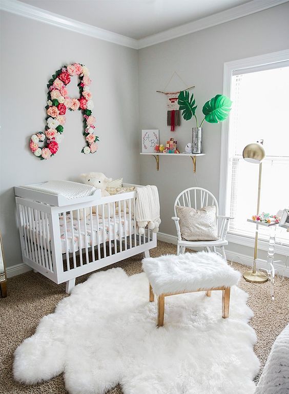 кімната для немовляти з килимом